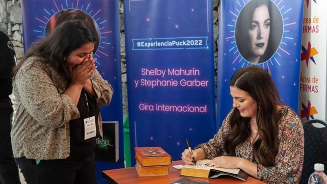 La emoción de la joven por ver a la escritora estadounidense Shelby Mahurin en la Feria del Libro 2022 (Foto Prensa)