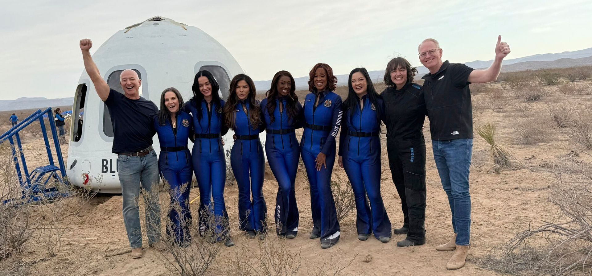 Jeff Bezos, Kerianne Flynn, Katy Perry, Lauren Sanchez, Aisha Bowe, Gayle King, Amanda Nguyen, Sarah Knights, directora de la oficina de astronautas de Blue Origin, y Dave Limp, director ejecutivo de Blue Origin. El grupo de seis mujeres voló esta mañana al espacio en una nave de la compañía propiedad del magnate Jeff Bezos, conocido por ser el fundador de Amazon. La misión NS-31 marcó un hito en la historia de la exploración espacial: la última tripulación 100% femenina voló en 1963. (Blue Origin vía AP) Jeff Bezos, Kerianne Flynn, Katy Perry, Lauren Sanchez, Aisha Bowe, Gayle King, Amanda Nguyen, Sarah Knights, directora de la oficina de astronautas de Blue Origin, y Dave Limp, director ejecutivo de Blue Origin. El grupo de seis mujeres voló esta mañana al espacio en una nave de la compañía propiedad del magnate Jeff Bezos, conocido por ser el fundador de Amazon. La misión NS-31 marcó un hito en la historia de la exploración espacial: la última tripulación 100% femenina voló en 1963. (Blue Origin vía AP)