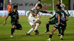 Juan Sforza maniobra en el último partido de Newells, contra Sarmiento en Junín.