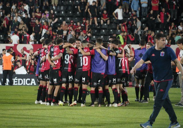 Los jugadores de Newells celebran la victoria ante Tigre en el Coloso.