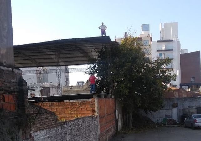 Reclamo extendido. El hombre se subió a las 16 y hasta el lunes a la noche seguía molesto. Foto: Radio La Voz.
