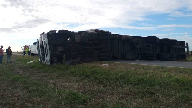 Camión volcado en la Autopista Rosario-Córdoba