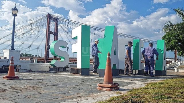 Vuelven a colocar el cartel en la costanera santafesina