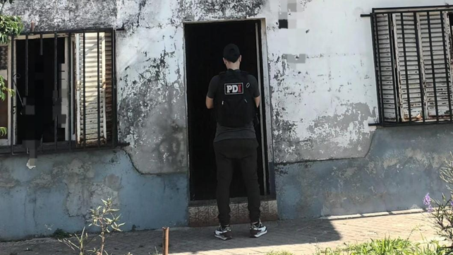 La vivienda allanada por PDI en una causa por estafa con tarjeta de crédito. Una mujer quedó detenida