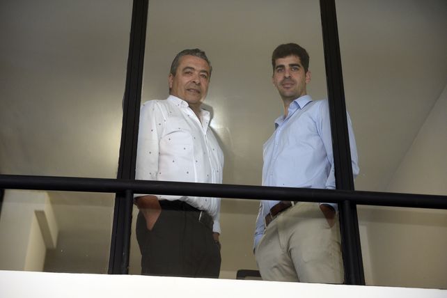 Hugo y Víctor trabajan juntos para enfrentar los nuevos desafíos del sector inmobiliario.