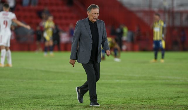 Russo camina hacia el banco, en cancha de Huracán, donde Central logró su única victoria como visitante.