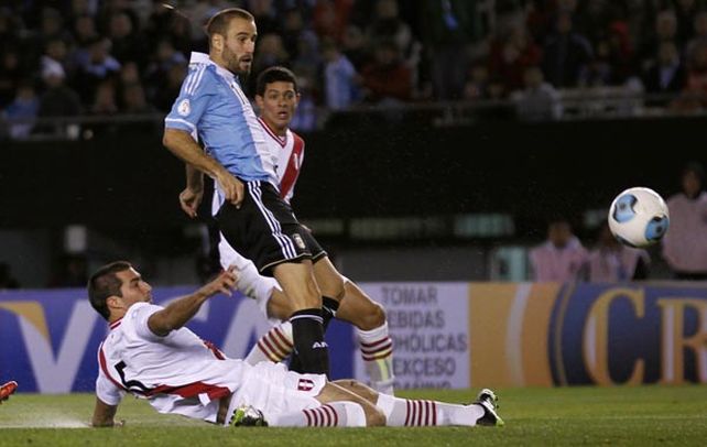 Desde el comienzo. Rodrigo Palacio estuvo entre los titulares frente a Perú y volvería a jugar desde el inicio en el Centenario.