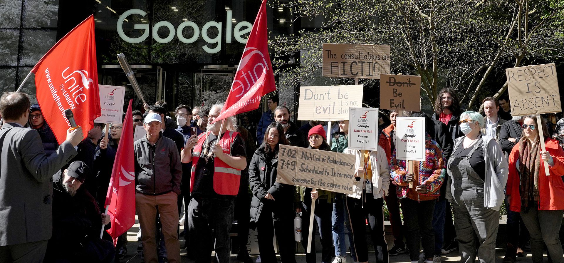 Empleados de Google sostienen carteles durante una protesta frente a la sede de Google en Londres, el martes 4 de abril de 2023. Los trabajadores protestaban por la "destrucción de sindicatos" y la posible pérdida de 10,000 empleos en todo el mundo. (Foto AP/Kirsty Wigglesworth)