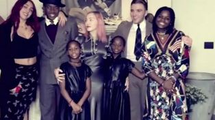 Todos unidos. Lourdes, David, Esther,&nbsp; Stella, Rocco y Mercy, todos los hijos de Madonna.