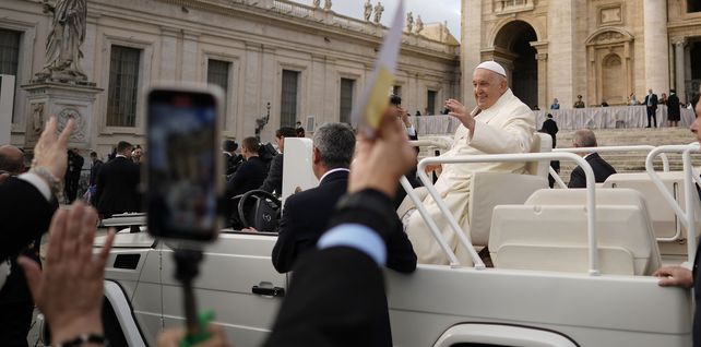 El Papa Francisco saluda a los fieles al final de su audiencia general semanal en la Plaza de San Pedro, en el Vaticano, el miércoles 22 de noviembre de 2023. (Foto AP/Andrew Medichini)