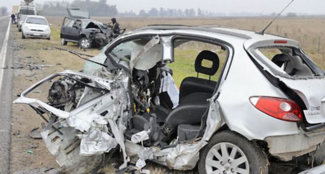 Otra vez la tragedia: tres autos y tres camiones en un choque mortal
