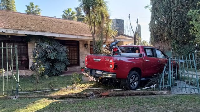 Brutal crimen en Funes. La camioneta Toyota, que era conducida por la víctima, terminó destruyendo las rejas del frente de una casa. 