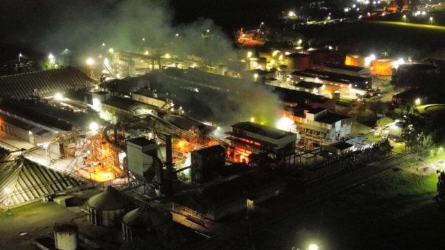 Imagen del incendio en la planta del Gran Rosario