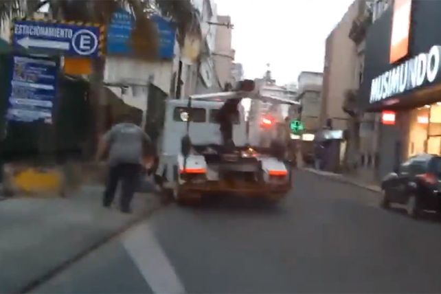 Locura en el centro: “Puso primera, volanteó en la vereda y pisó a mi hijo”