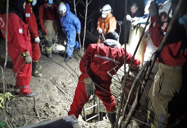 Los bomberos trabajaron toda la noche para rescatar el cuerpo del segundo comandante de Gendarmería Gustavo Elorrieta.