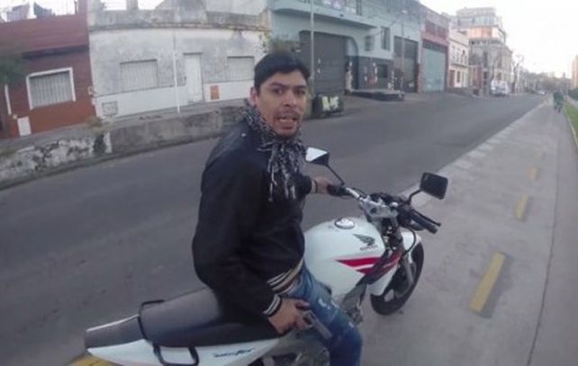 Un turista grabó cómo intentaron robarle mientras paseaba en bici