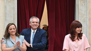 Alberto Fernández, junto a Cristina Kirchner y Cecilia Moreau, momentos antes de dar su discurso ante la Asamblea Legislativa.