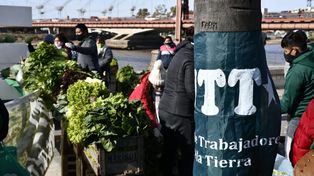 {alttext(Verdurazo en la Costanera,#AlimentazoFederal: verdurazo en la Costanera santafesina en reclamo de la Ley Procrear Rural )}
