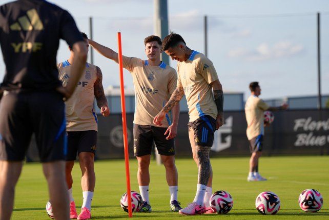 Los dirigidos por Lionel Scaloni volvieron a entrenar este jueves.