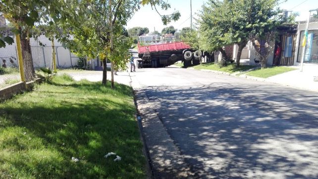 Un acoplado se incrustó en una vivienda