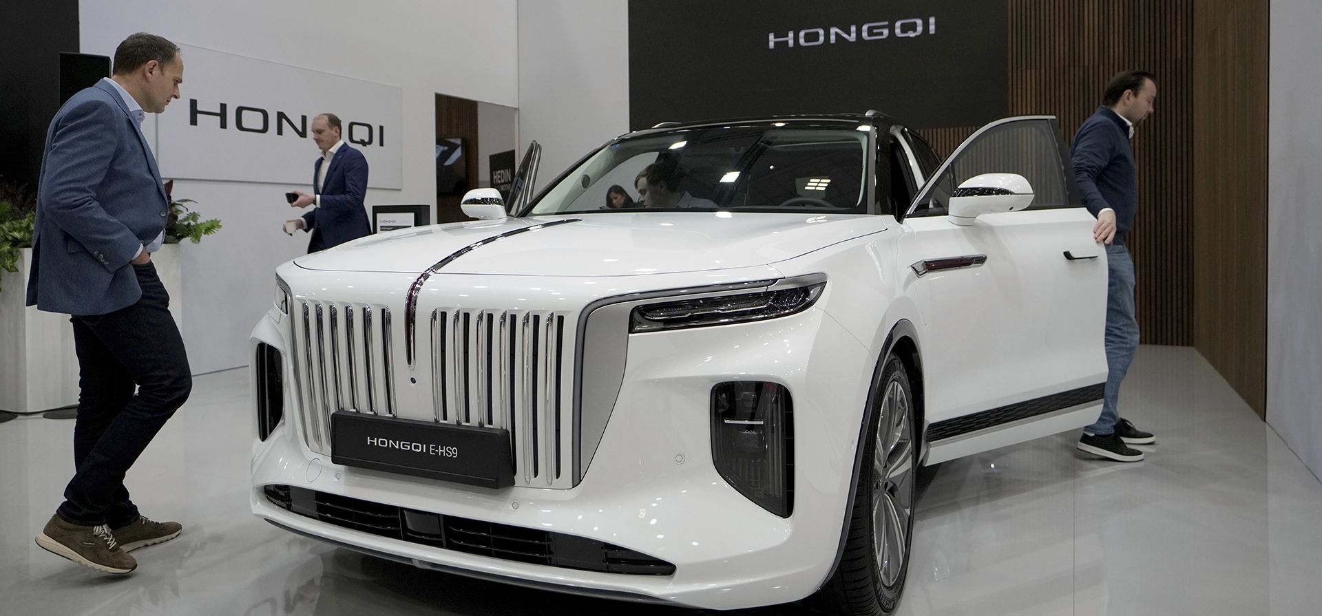 Personas observan el todoterreno totalmente eléctrico E-HS9 del fabricante de automóviles de lujo chino Hongqi en el Salón del Automóvil de Bruselas, el viernes 10 de enero de 2025. (Foto AP/Virginia Mayo) Personas observan el todoterreno totalmente eléctrico E-HS9 del fabricante de automóviles de lujo chino Hongqi en el Salón del Automóvil de Bruselas, el viernes 10 de enero de 2025. (Foto AP/Virginia Mayo)