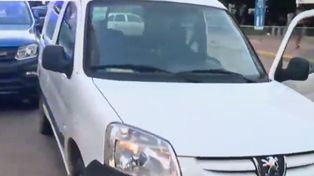 La Partner en la que se movilizaban los delincuentes fue abandonada en el Fonavi de Grandoli. (Foto: captura de TV)&nbsp;