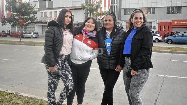 Los hinchas de Unión desde muy temprano empezaron a palpitar una nueva presentación de su equipo en el estadio 15 de Abril. Los hinchas de Unión desde muy temprano empezaron a palpitar una nueva presentación de su equipo en el estadio 15 de Abril.