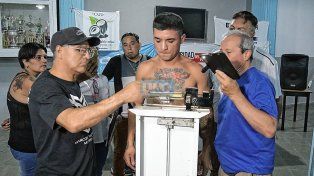 Justo Martínez, entrenador de Maquinita Martínez, y la gente del boxeo paranaense observando el peso del Filipino Sánchez.