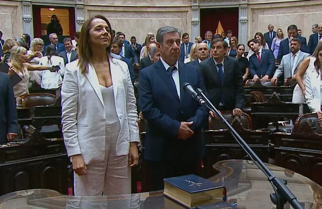 A la izquierda, Mónica Becerra, también del bloque de LLA