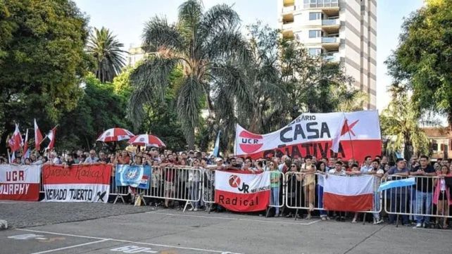 La militancia radical dijo presente en la Legislatura para acompañar la jura de Pullaro como gobernador