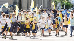 Padres de asistentes del Club Quillá se manifestaron frente a la Casa Gris