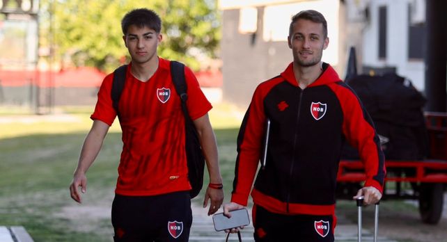 Valentino Acuña junto a Ángelo Martino en el predio de Bella Vista. El juvenil sería la apuesta de Lunari. (Foto: Canob)