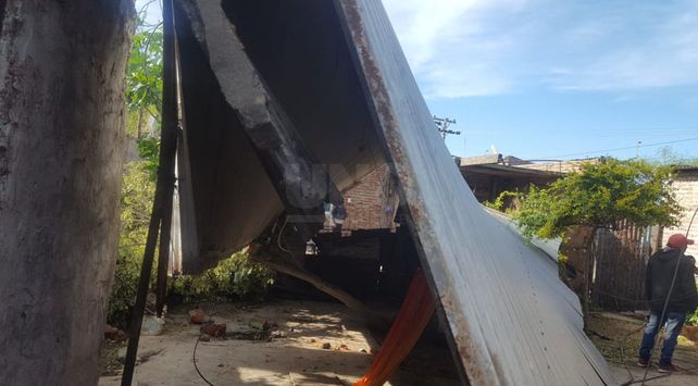 Se voló el techo de una casa en barrio Centenario