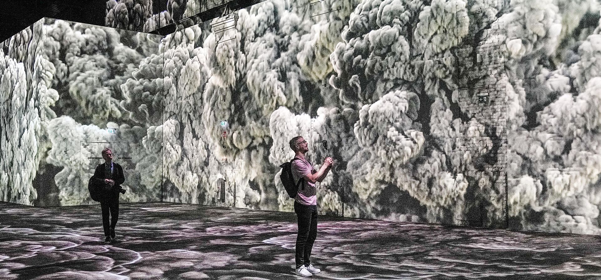 Personas viendo la vista previa de la nueva exposición digital Personas viendo la vista previa de la nueva exposición digital