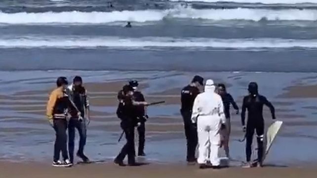 La policía obligó a la surfista