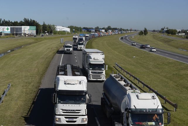 Tramo casi urbano. El ingreso por la autopista se congestiona de vehiculos hasta la entrada a Rosario.