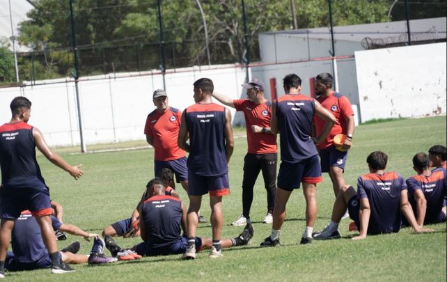 Diego Acoglanis, uno de los técnicos de Central Córdoba, da indicaciones en medio del entrenamiento.