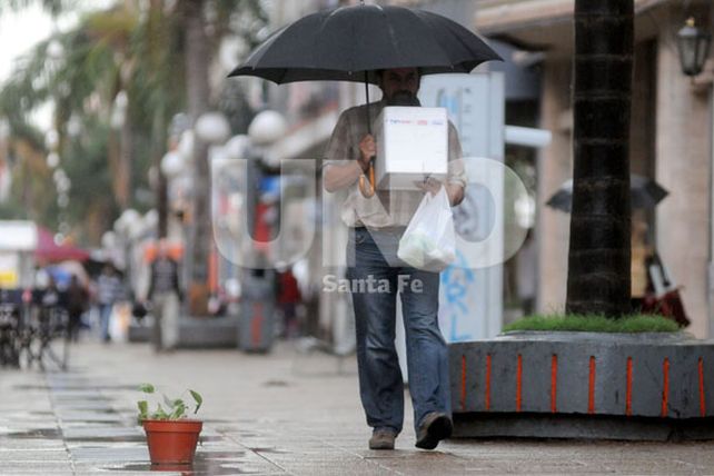 La lluvia pasó por la ciudad, pero aún continúa el alerta meteorológico