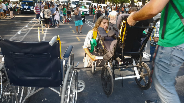 La protesta de los transportistas de personas con discapacidad se realizó en Oroño y Cochabamba.