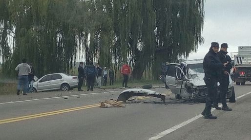 Por esquivar un perro, dos autos chocaron de frente en la Ruta 40