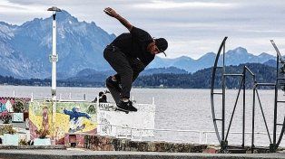 Vuela Sandro Moral, la estrella del team, en el skatepark de Bariloche, ubicado al lado del Nahuel Huapi
