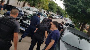 Barrio Alvear: la sorprenden barriendo la vereda