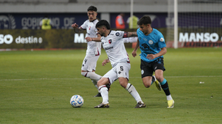 Banega la traslada, durante el partido del miércoles ante Belgrano por Copa Argentina. Hoy se vuelven a encontrar.