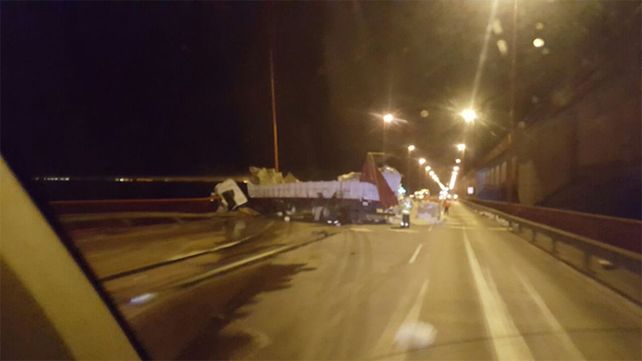 Un camión chocó y quedó colgado sobre el puente Zárate-Brazo Largo