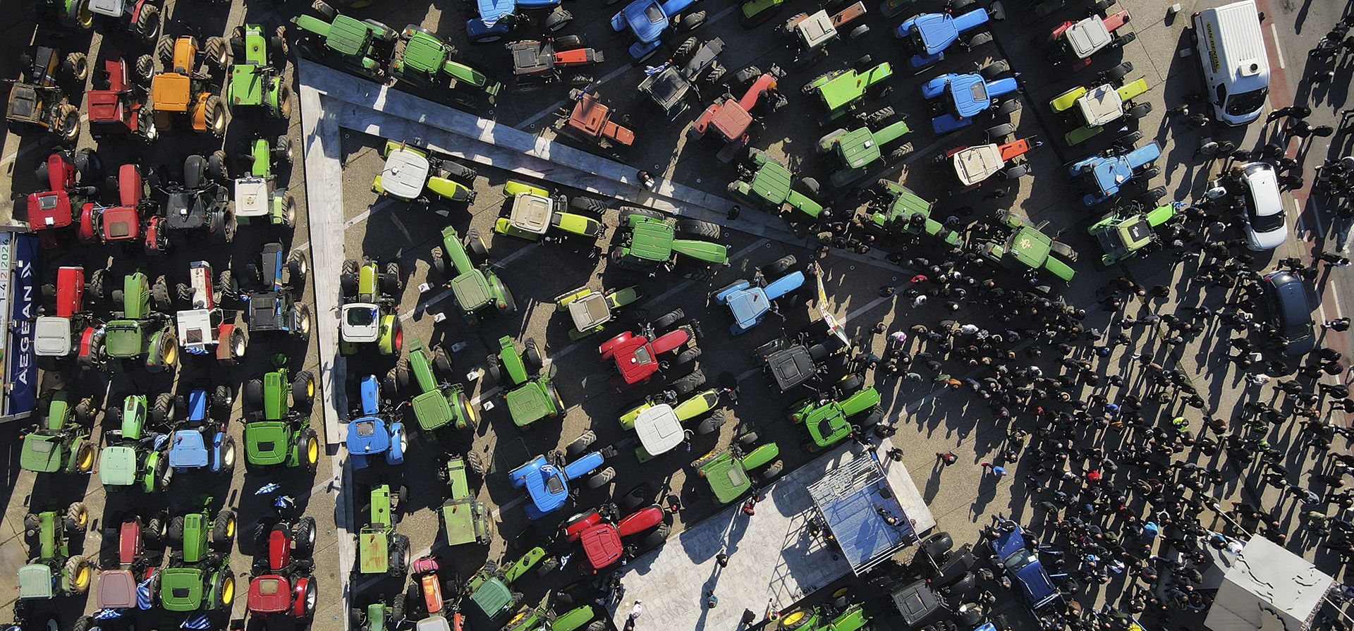 Agricultores que protestan con sus tractores participan en una manifestación frente a una feria agrícola en la ciudad portuaria de Tesalónica, al norte de Grecia, el jueves 1 de febrero de 2024. Los agricultores griegos, afectados por el aumento de los costos y los daños a las cosechas causados por las recientes inundaciones e incendios forestales, están amenazando con bloquear carreteras para presionar demandas de alivio fiscal y mayores pagos de subsidios. (Foto AP/Giannis Papanikos) Agricultores que protestan con sus tractores participan en una manifestación frente a una feria agrícola en la ciudad portuaria de Tesalónica, al norte de Grecia, el jueves 1 de febrero de 2024. Los agricultores griegos, afectados por el aumento de los costos y los daños a las cosechas causados por las recientes inundaciones e incendios forestales, están amenazando con bloquear carreteras para presionar demandas de alivio fiscal y mayores pagos de subsidios. (Foto AP/Giannis Papanikos)