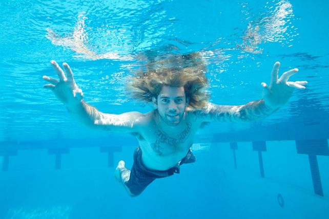 A 25 años, el bebé de la tapa de Nevermind de Nirvana recreó la icónica imagen
