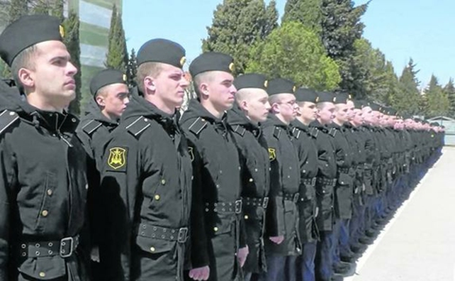 Sobrevivientes del Moskva fueron exhibidos en una ceremonia en Sebastopol. Pero eran menos de 250