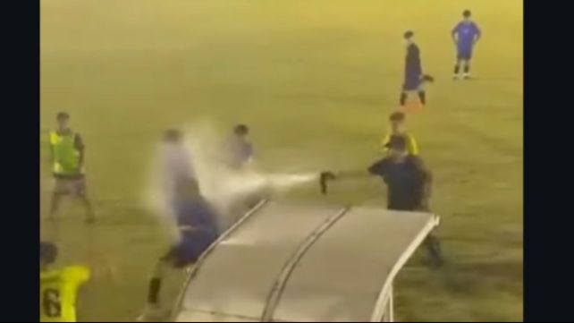 En San Genaro. Un policía rocía de gas pimienta a uno de los jugadores alterados. (Imagen de video)