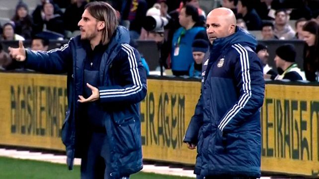 Jorge Sampaoli paró un equipo con apenas dos defensores