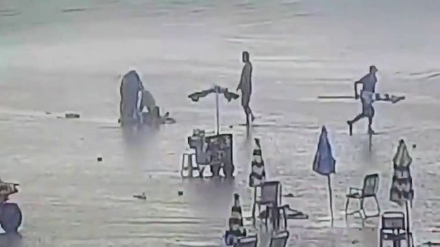 Brasil. Personas que se encontraban en la playa intentaron reanimar a la mujer mediante RCP.